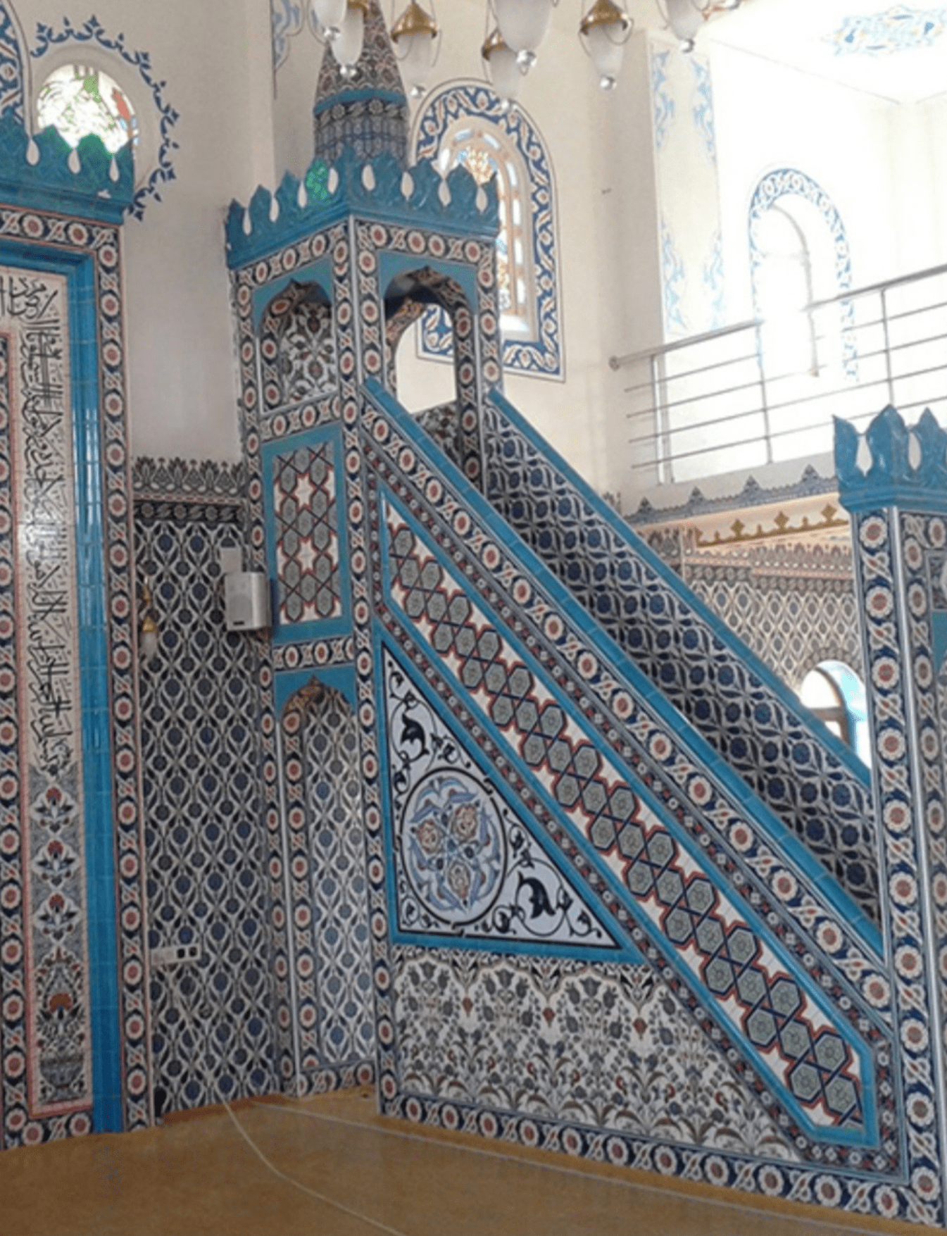 Cami Çini Minber - 54, Tek Taraflı Rölyef Taçlı Cami Minberi